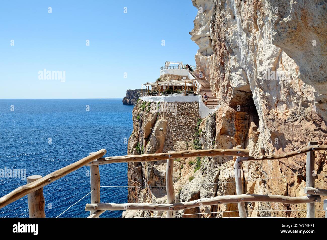 Die natürliche und die Klippe Höhlen von xoroi Cala en Porter Menorca Balearen Spanien Europa Stockfoto