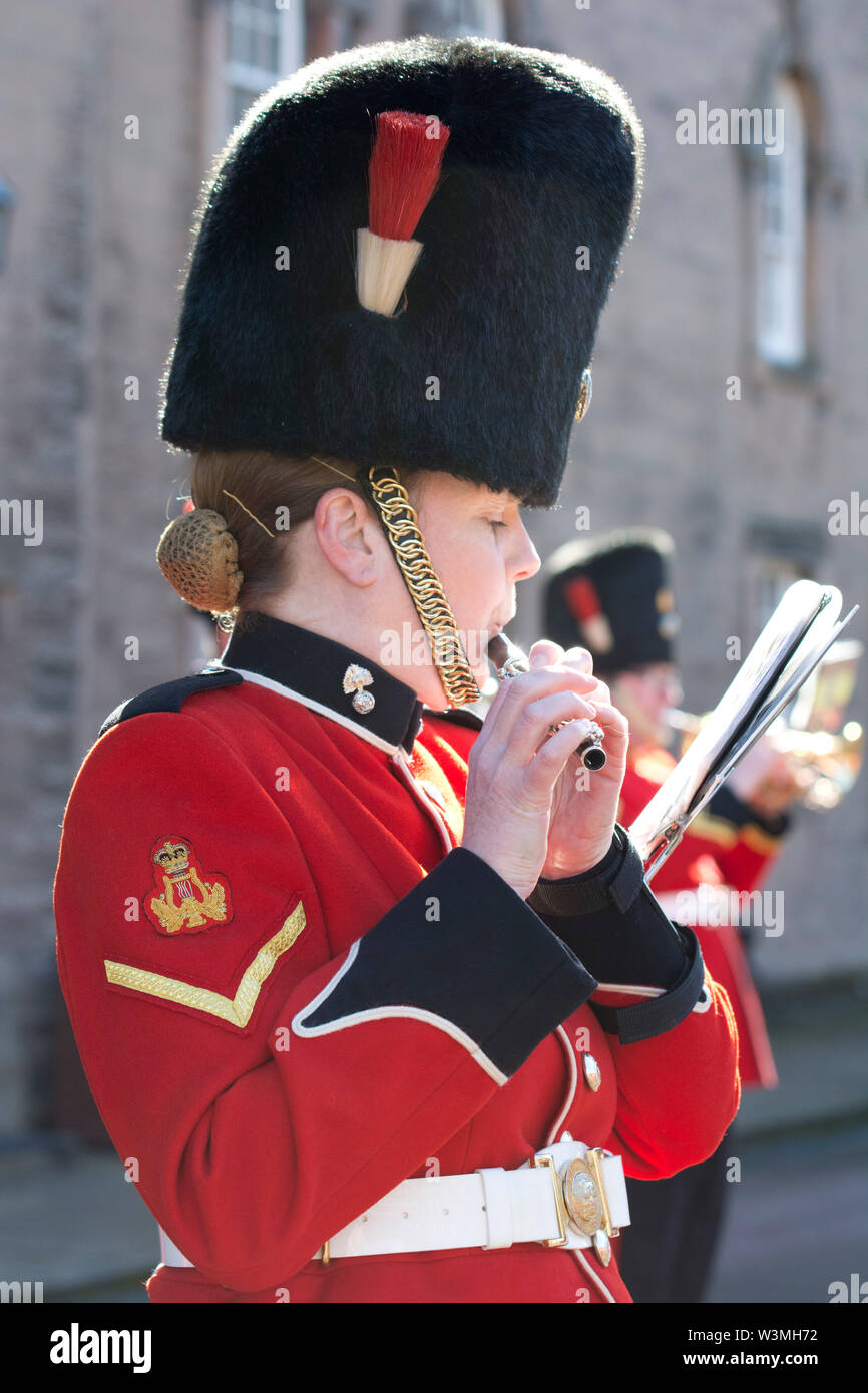 Eine weibliche Hauptgefreiter Musiker des fünften Bataillon Royal Regiment von Füsilieren band in Newcastle upon Tyne, Teil der Armee finden. Stockfoto