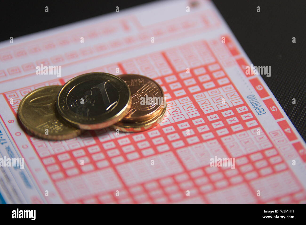 Dezember, 2017. Spanien. Spanische fussball wetten Ticket ohne Füllung mit einigen Euro-Münzen auf der Oberseite Stockfoto