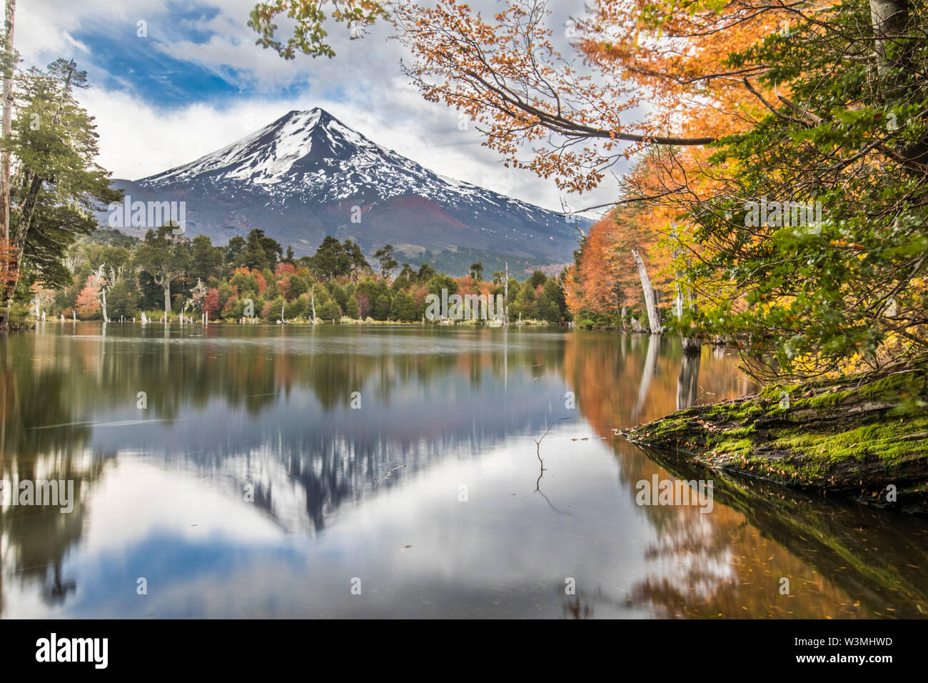 Captren Lagune im Herbst, einen bunten Spiegel über die Gewässer mit erstaunlichen Reflexionen der Vulkan Llaima, ähnlich den Berg Fuji. Ein Ehrfurcht herbst Szene Stockfoto