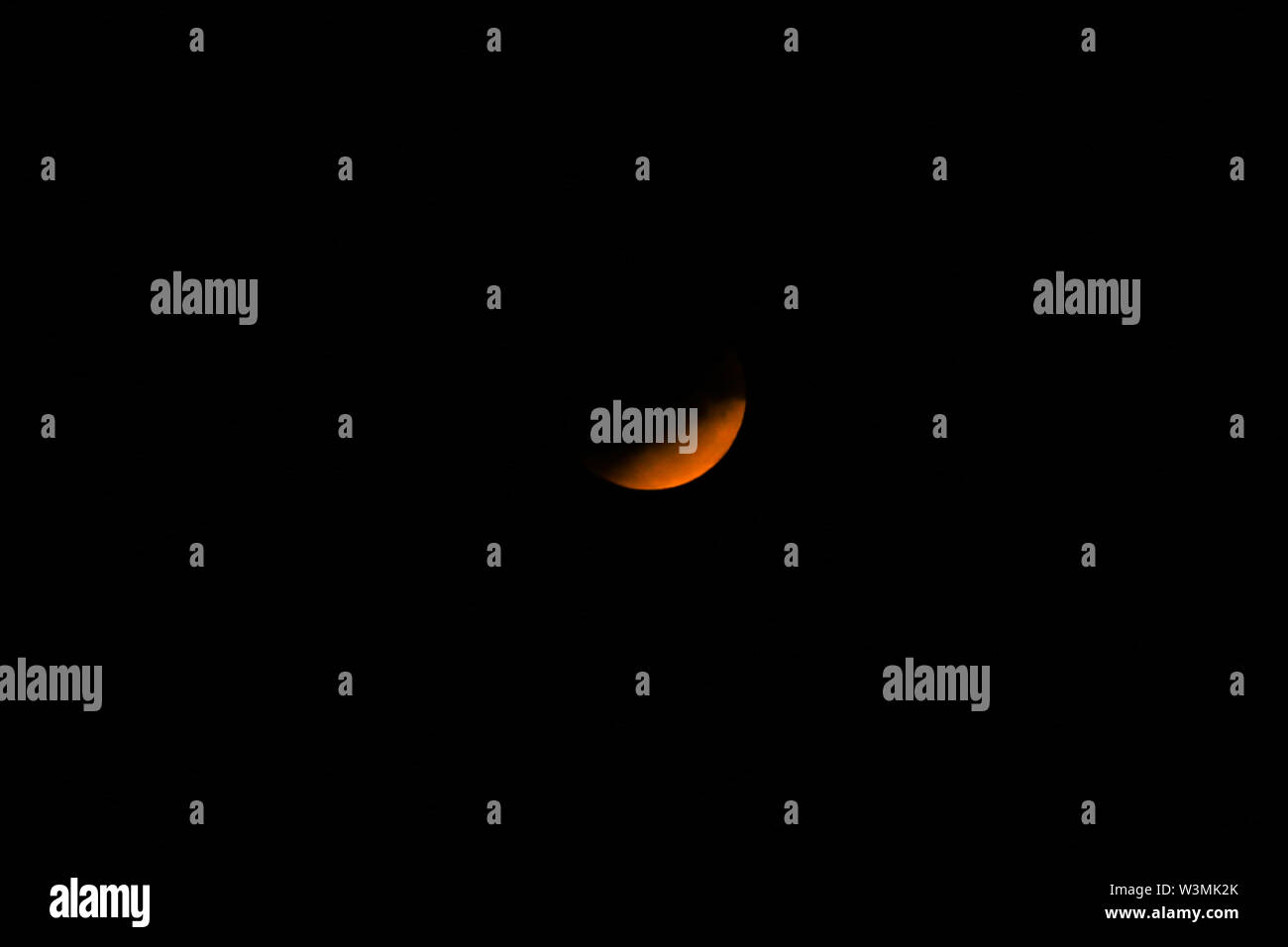 London, Großbritannien. 16. Juli, 2019. Eine Mondfinsternis ist über North London gesehen. Credit: Dinendra Haria/SOPA Images/ZUMA Draht/Alamy leben Nachrichten Stockfoto