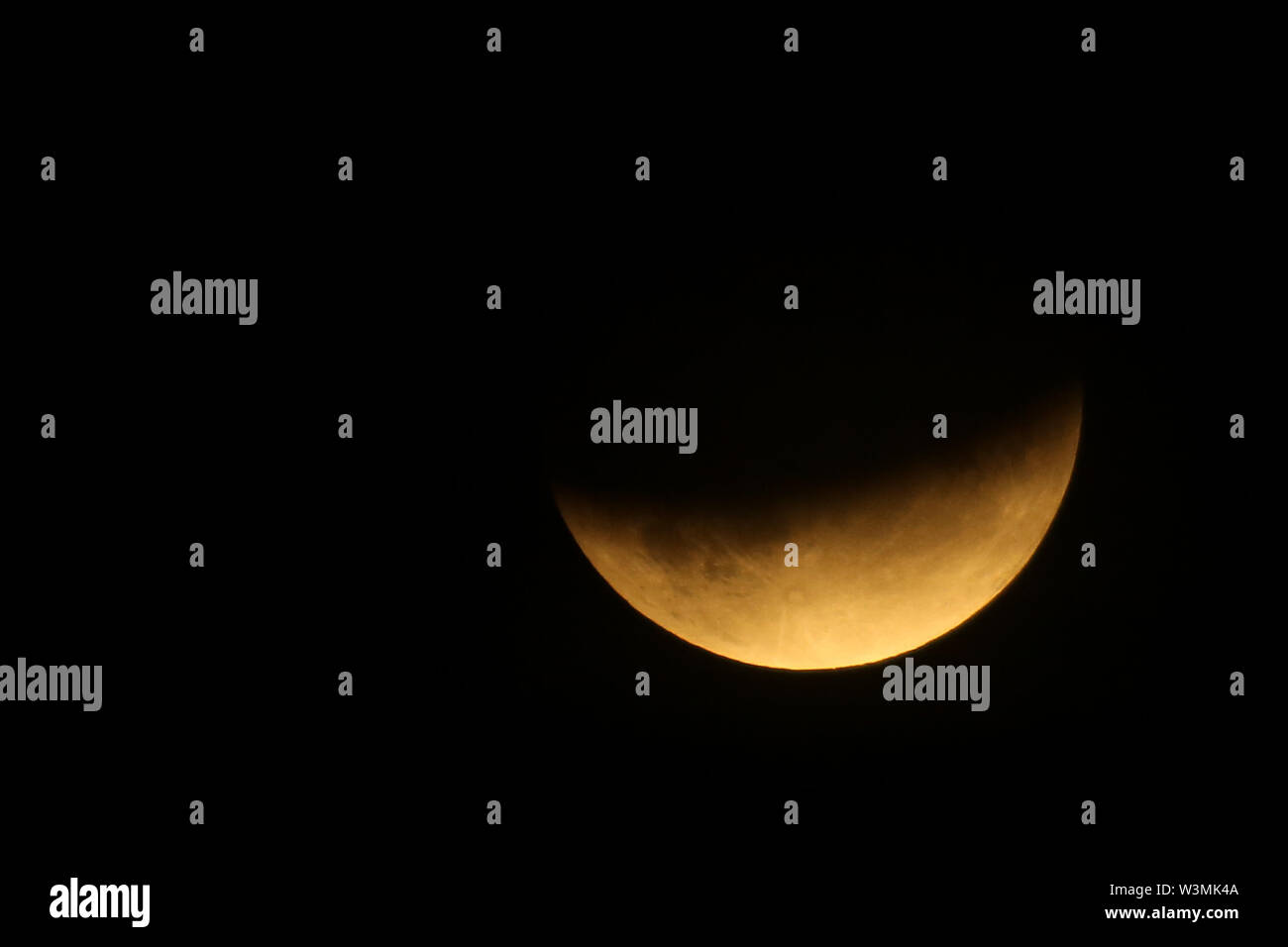 Bournemouth, UK. 16. Juli 2019. Eine partielle Mondfinsternis aus dem Vereinigten Königreich am 50. Jahrestag der Apollo 11 Start gesehen. Bournemouth, Dorset, Großbritannien. Credit: Richard Knick/Alamy leben Nachrichten Stockfoto