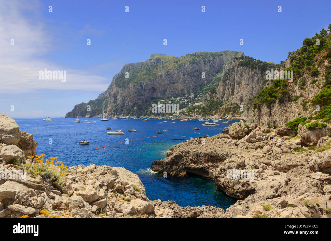 Panoramablick auf das Tyrrhenische Meer und Marina Piccola auf Capri, Italien. Stockfoto