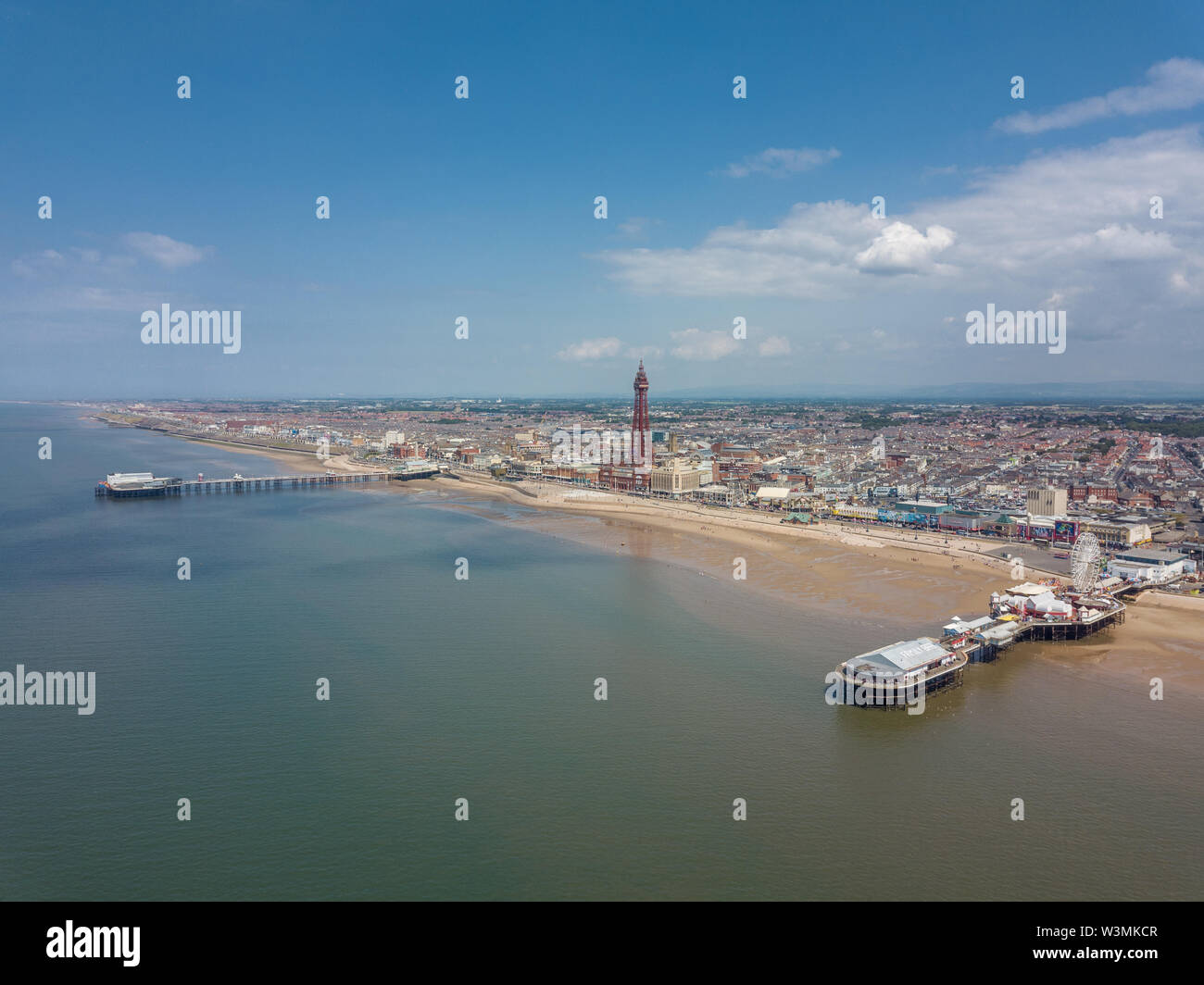 Luftaufnahme von Blackpools Strandpromenade, der North Pier, der Central Pier und Blackpool Tower Stockfoto