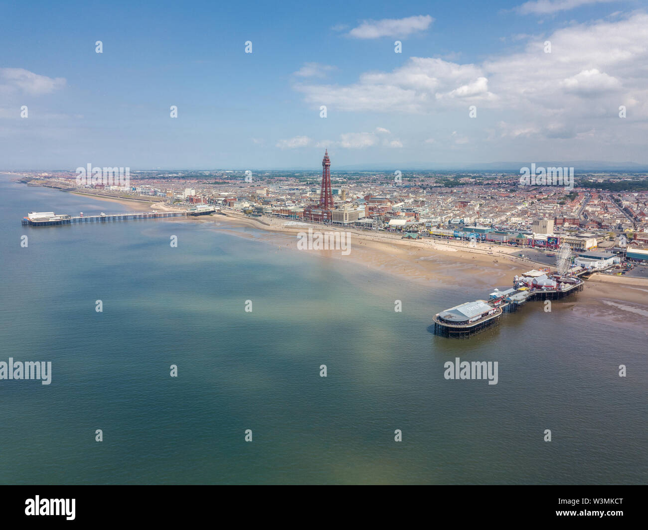 Luftaufnahme von Blackpools Strandpromenade, der North Pier, der Central Pier und Blackpool Tower Stockfoto