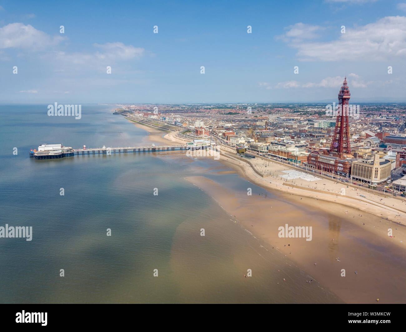 Luftaufnahme von der Strandpromenade in Blackpool, der North Pier und Blackpool Tower Stockfoto