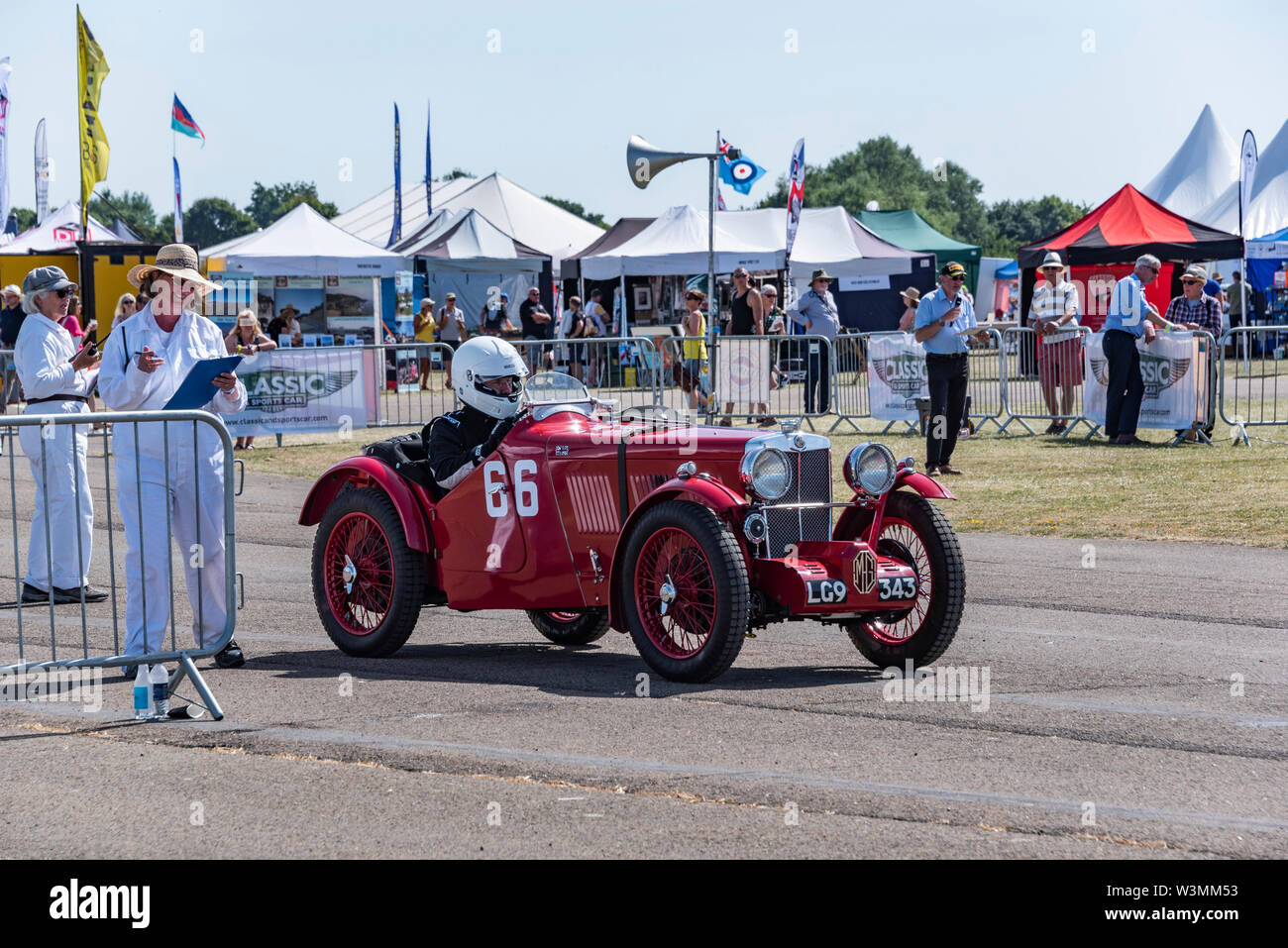 1932 MG J2 Kompressor Rennwagen wartet eine Ausstellung Runde an die 2018 Schwungrad Festival, Bicester Erbe zu starten Stockfoto