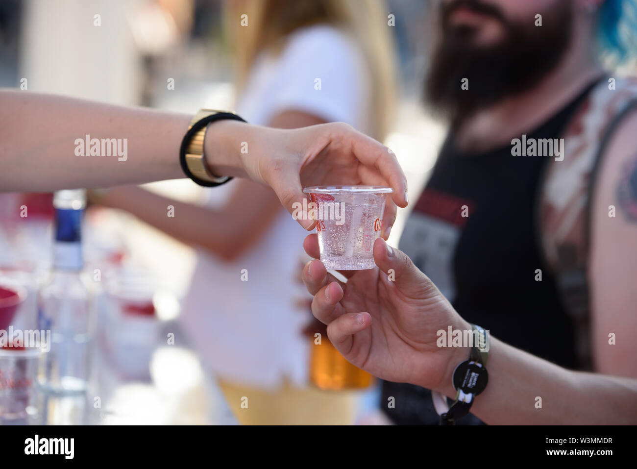 MADRID - JUN 30: Der Kellner gibt einem Kunden beim Download (Heavy Metal Musikfestival) am 30. Juni 2019 in Madrid, Spanien einen Schuss. Stockfoto