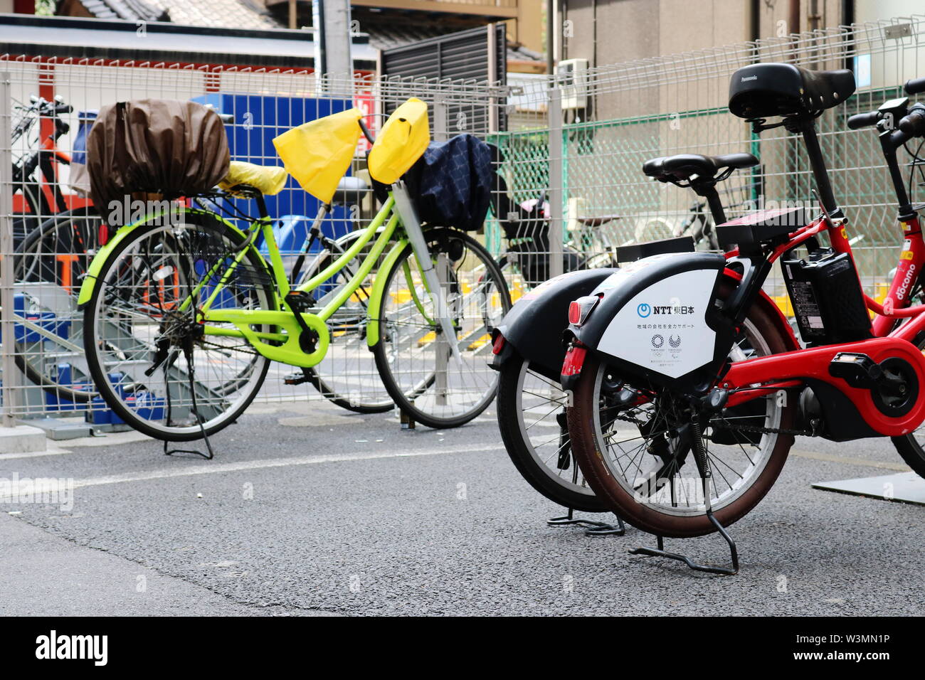 Verschiedene Fahrräder, einschliesslich elektrische Fahrräder öffentlicher Fahrrad Teilen der Regelung, in Toyko Kayabacho im Zentrum von Tokyo geparkt. (6/2019) Stockfoto