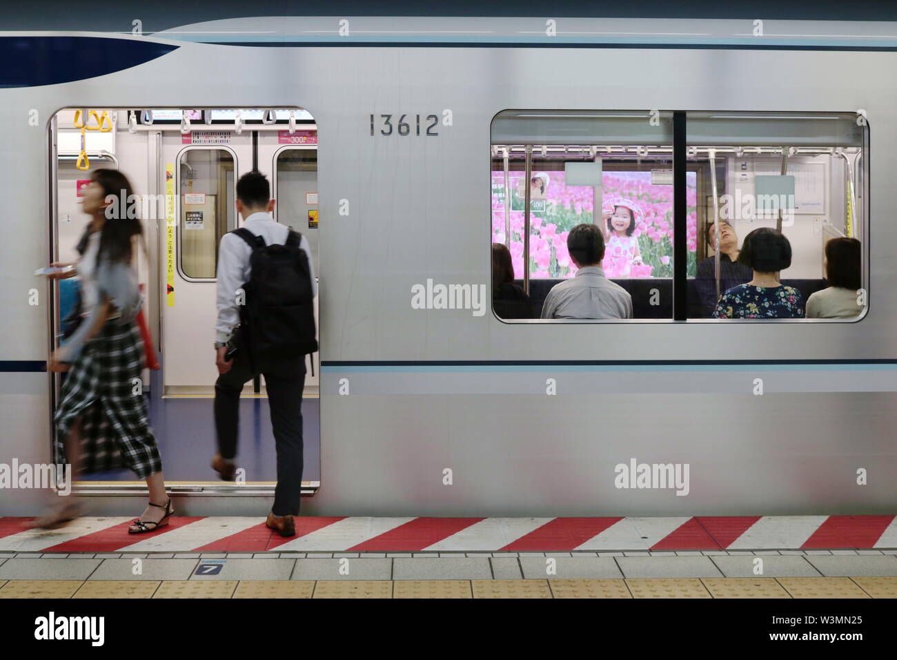 Die Passagiere erhalten ein- und ausschalten einer U-Bahn bei Higashi-Ginza U-Bahn Station der Linie Hibiya. Bewegungsunschärfe. (Juni 2019) Stockfoto