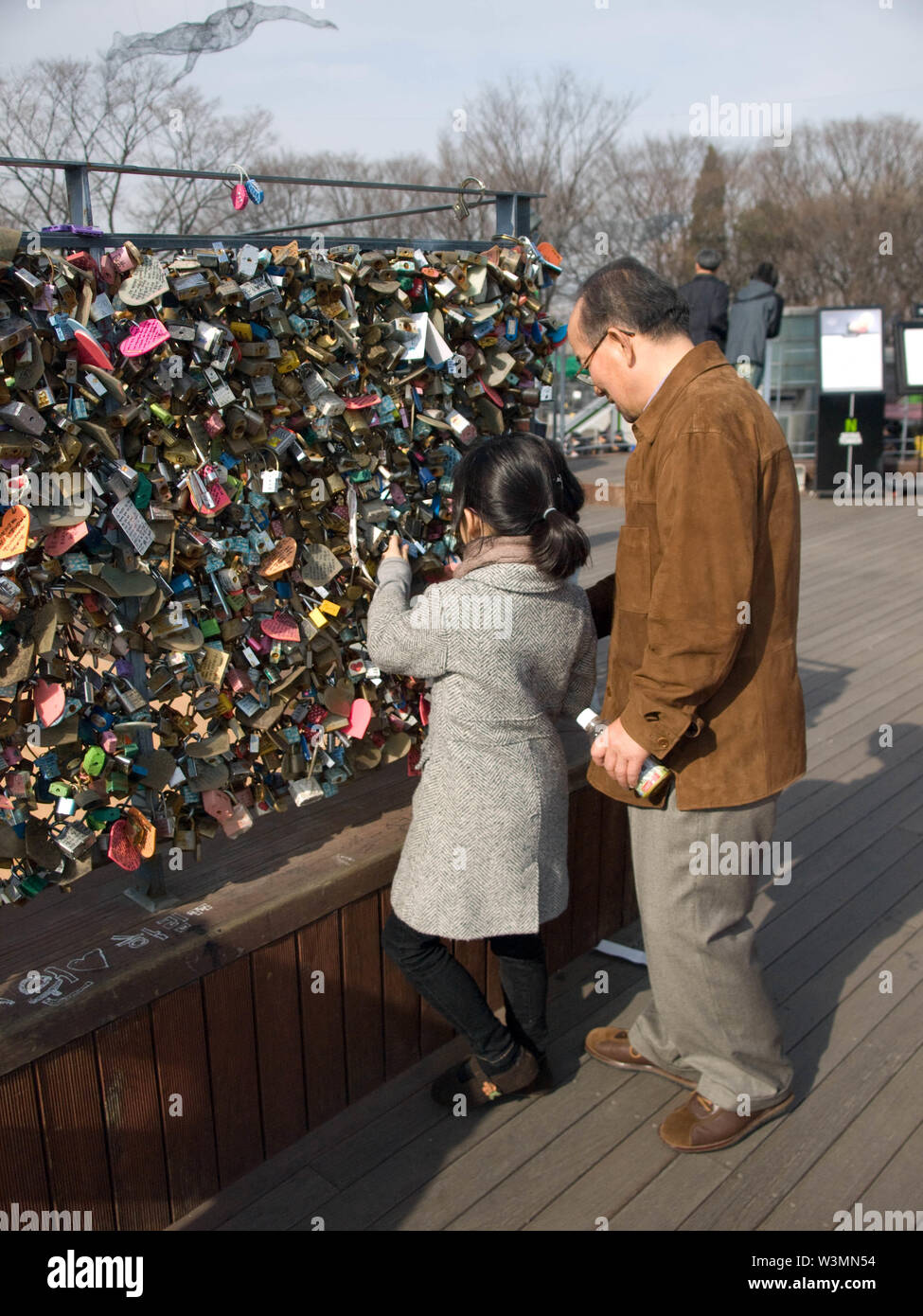 Ein Großvater und Enkelin sperren in Erinnerung an die Liebe. Stockfoto
