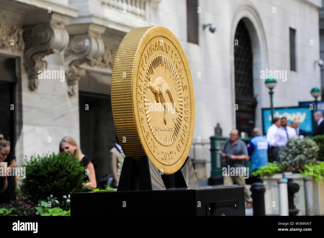 New York, USA. 16. Juli, 2019. Eine Goldmünze ist vor der New York Stock Exchange in New York gesehen, die Vereinigten Staaten, am 16. Juli 2019. Die kolossalen eine Tonne Gold Münze wurde hier am Dienstag angezeigt, den offiziellen Start der Perth Mint Physisches Gold Exchange Traded Fund zu markieren. Die 99,99 % reines Gold Münze Maßnahmen etwa 80 cm breit und 12 cm tief. Credit: Wang Ying/Xinhua/Alamy leben Nachrichten Stockfoto