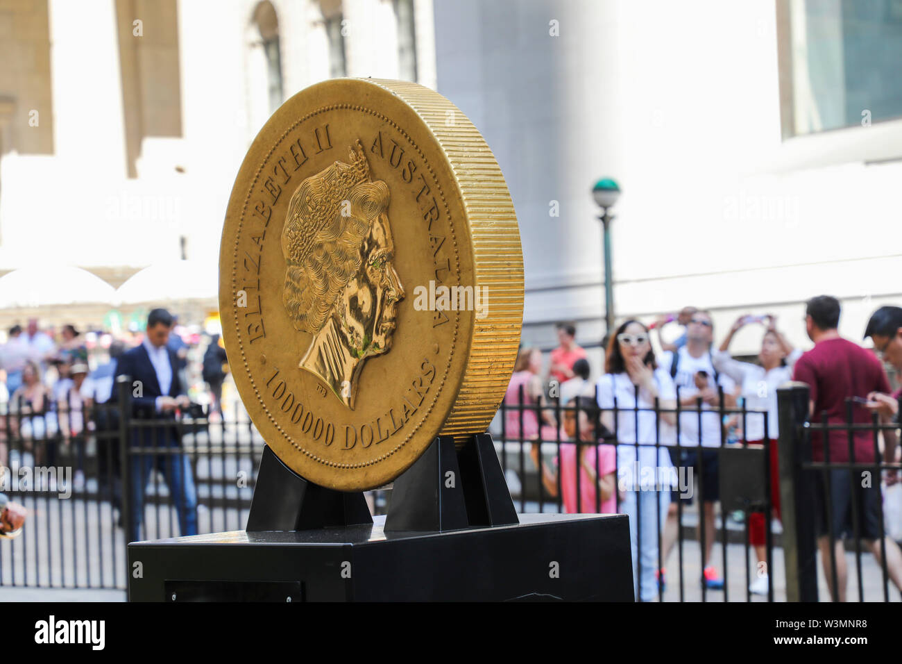 New York, USA. 16. Juli, 2019. Eine Goldmünze ist vor der New York Stock Exchange in New York gesehen, die Vereinigten Staaten, am 16. Juli 2019. Die kolossalen eine Tonne Gold Münze wurde hier am Dienstag angezeigt, den offiziellen Start der Perth Mint Physisches Gold Exchange Traded Fund zu markieren. Die 99,99 % reines Gold Münze Maßnahmen etwa 80 cm breit und 12 cm tief. Credit: Wang Ying/Xinhua/Alamy leben Nachrichten Stockfoto