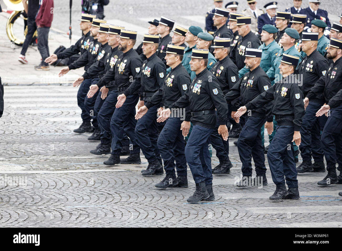 Paris, Frankreich. 14. Juli, 2019. 4300 Soldaten, 196 Fahrzeuge, 237 Pferde, 69 Flugzeugen und 39 Hubschraubern Parade während der Tag der Bastille Militärparade Stockfoto