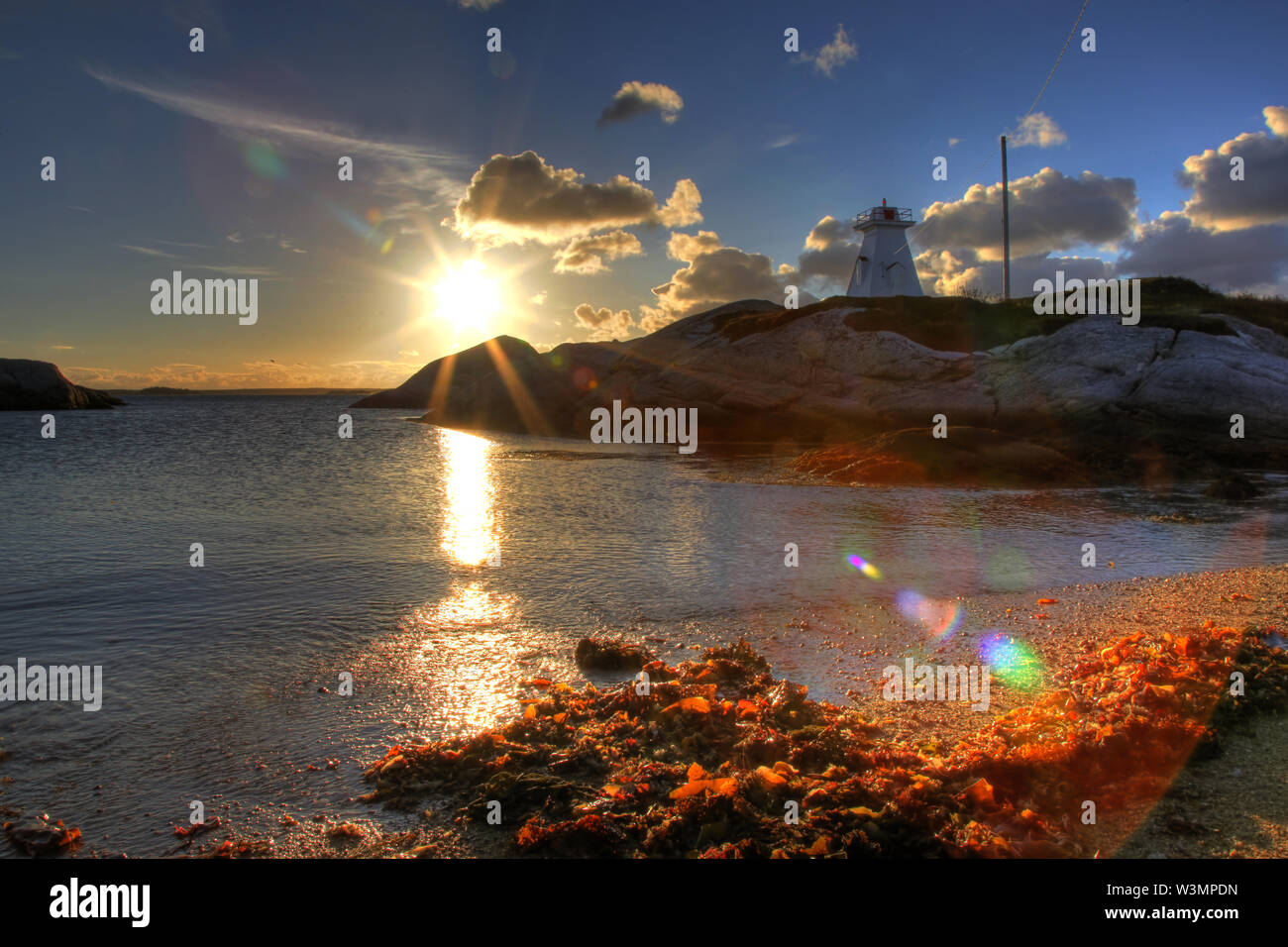 Sandbucht oder Terrence Bay Area in der Nähe von Prospect in Halifax, mit Leuchtturm bei Sonnenaufgang Stockfoto