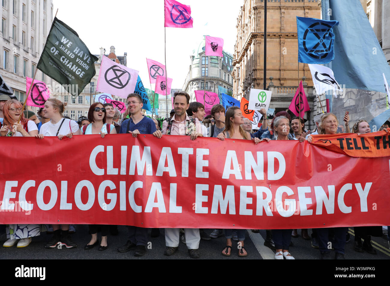 London, Großbritannien. 15. Juli 2019. Das Climate Action Group Aussterben Rebellion holding Proteste auf mehrere Orte in Großbritannien wie hier vor der königlichen Gerichten auf dem Strand, London, schließen Teil der Straße verlangt ein Gesetz über die Umweltzerstörung. Die Demonstranten gehen über Waterloo Bridge in Richtung Waterloo Millennium Grün, wo Sie Camp. Credit: Joe Kuis/Alamy Nachrichten Stockfoto