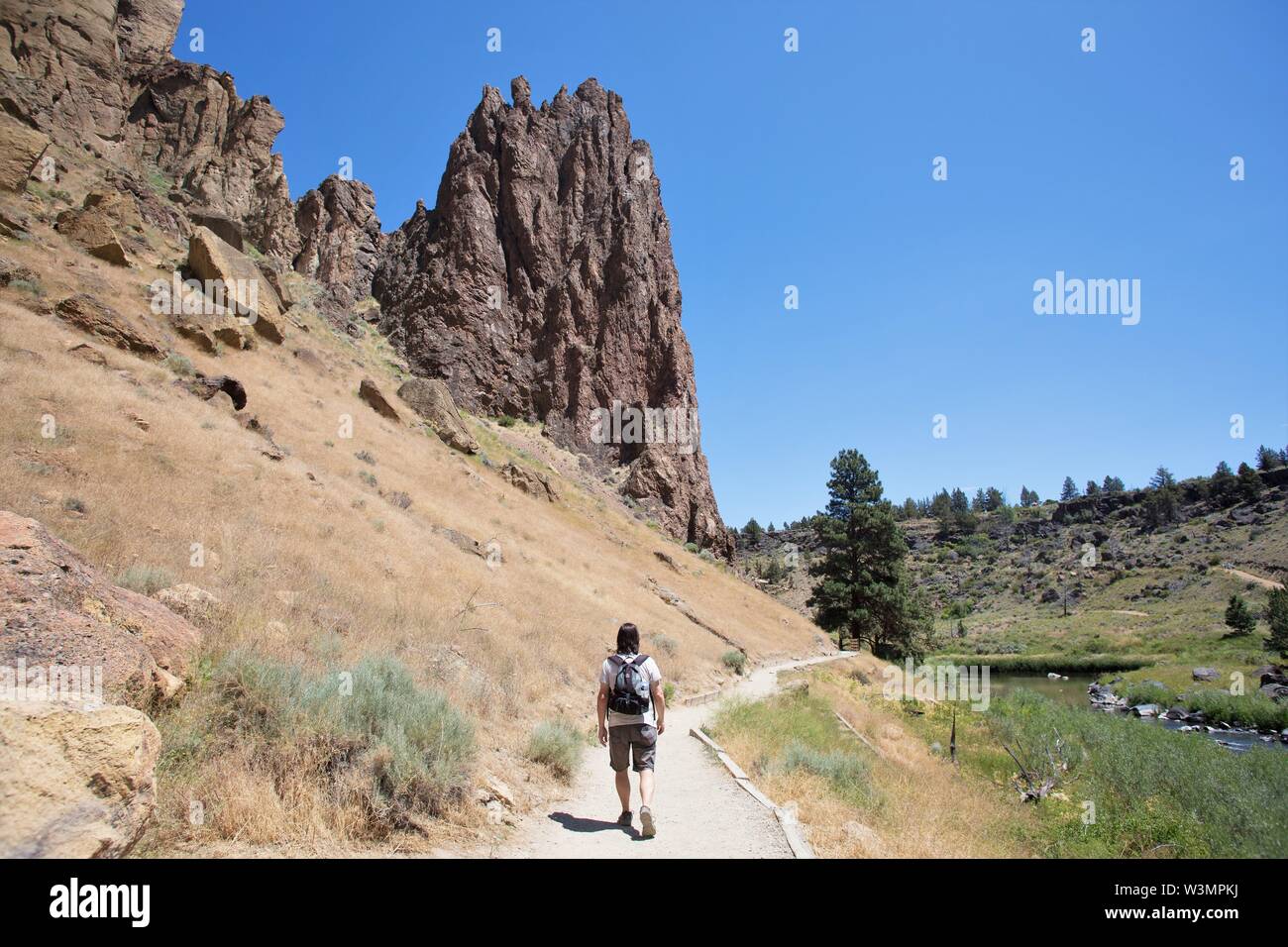 Ein Mann Wandern in Smith Rock State Park in Terrebonne, Oregon, USA. Stockfoto