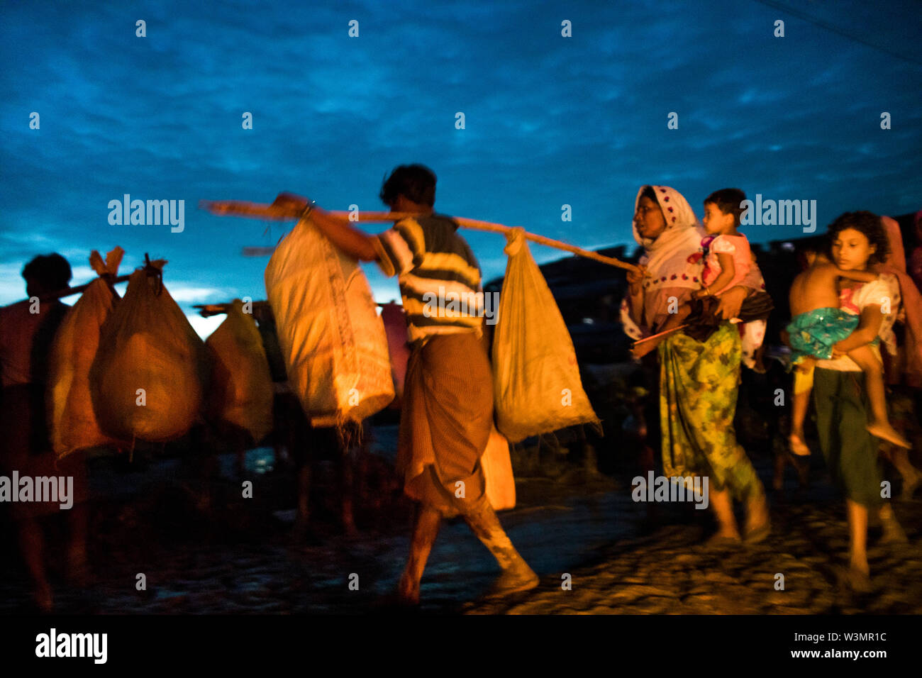 Rohingya Muslime Flüchtlinge suchen nach neuen Schutz für das Leben. Stockfoto