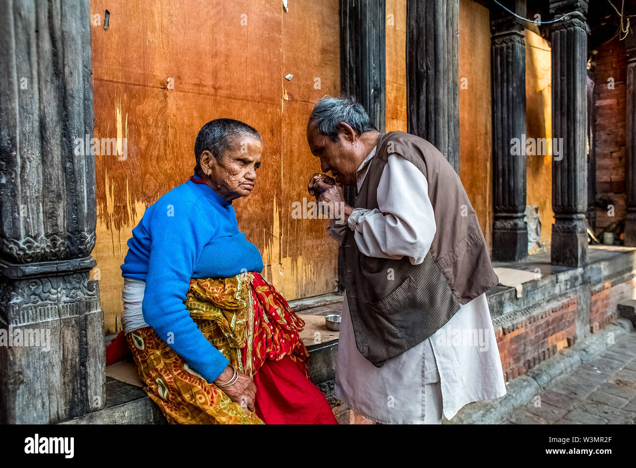 Leben nach dem Erdbeben. Älterer Mann und Frau an einem alten Menschen zu Hause, in Panchadeval, Pashupatinath, Kathmandu. Ein Erdbeben der Stärke 7.8 struck Nepal bei 11:56 morgens, am 25. April 2015, töteten mindestens 7000 Menschen. Kathmandu, Nepal. Mai 2, 2015. Stockfoto