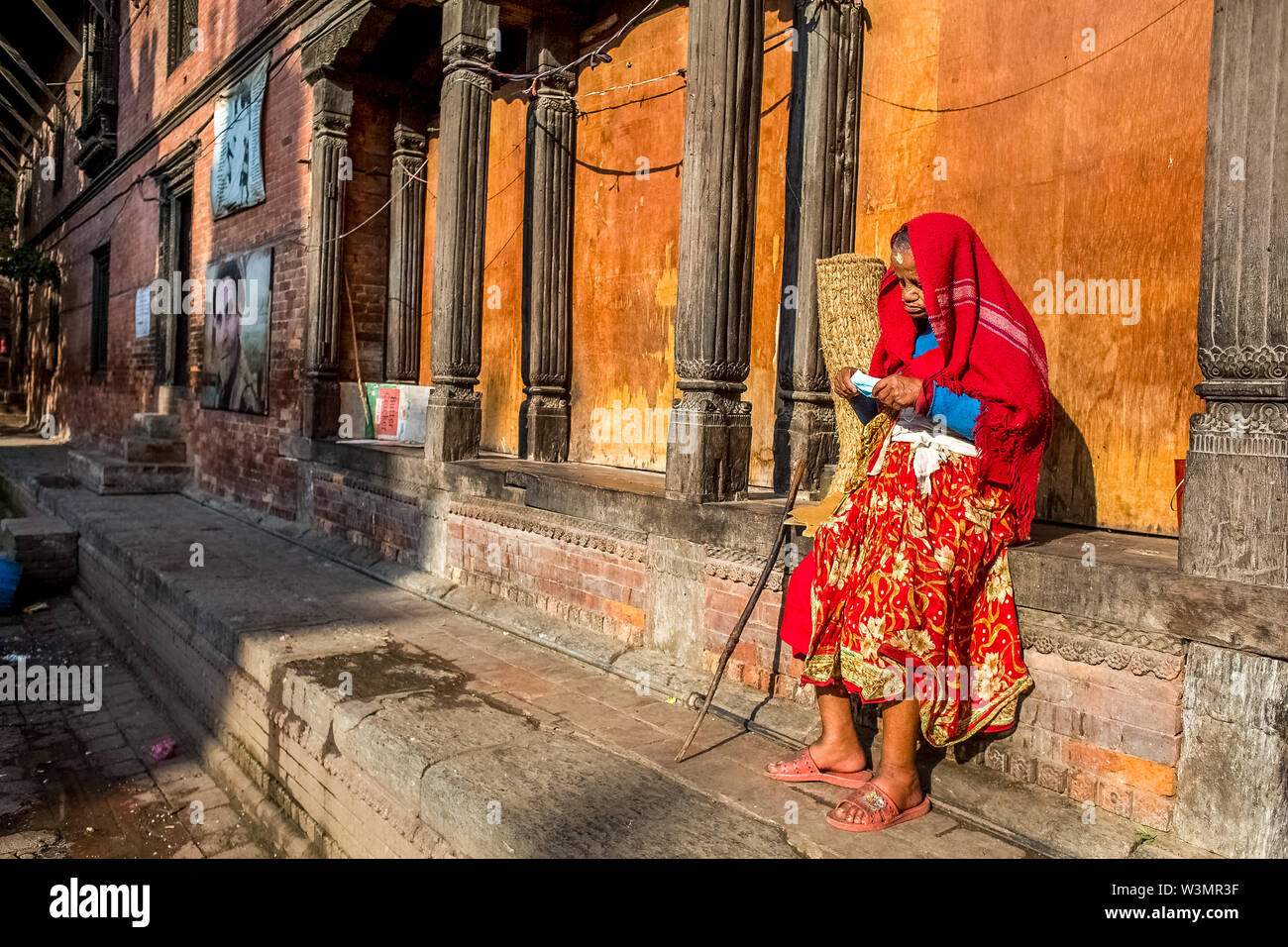 Leben nach dem Erdbeben. Ältere Frau an einem alten Menschen zu Hause, in Panchadeval, Pashupatinath, Kathmandu. Ein Erdbeben der Stärke 7.8 struck Nepal bei 11:56 morgens, am 25. April 2015, töteten mindestens 7000 Menschen. Kathmandu, Nepal. Mai 2, 2015. Stockfoto