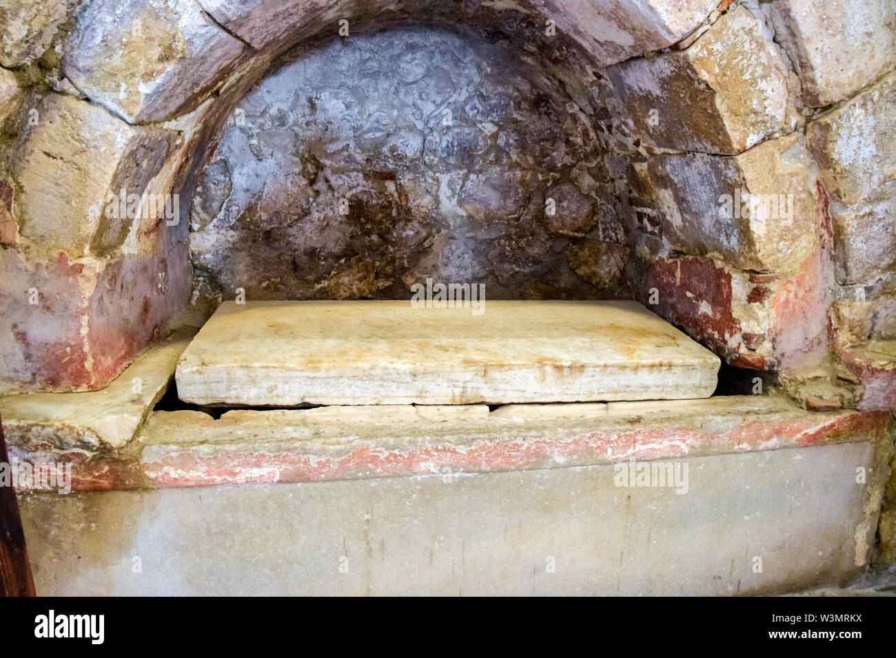 Sarkophag mit Deckel in der Kirche des Heiligen Nikolaus in Demre, Türkei. Stockfoto