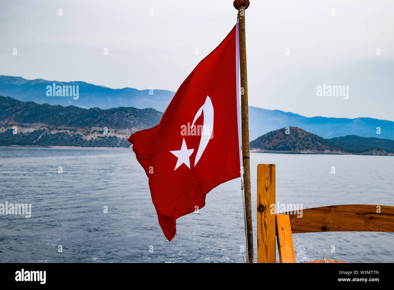 Die Flagge der Türkei flattert im Wind auf dem Deck eines Vergnügens Yacht. Stockfoto