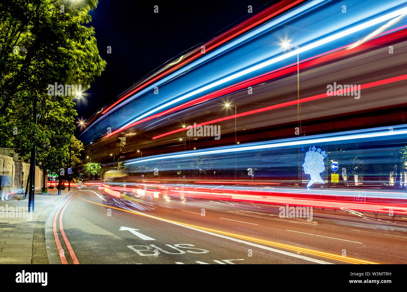 Park Lane in der Nacht mit dem Queens glitzernden Portrait London UK Stockfoto