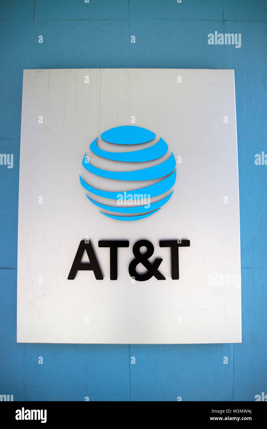 At&T-Logo auf einem Telefon exchange Gebäude in Orlando Florida USA Stockfoto