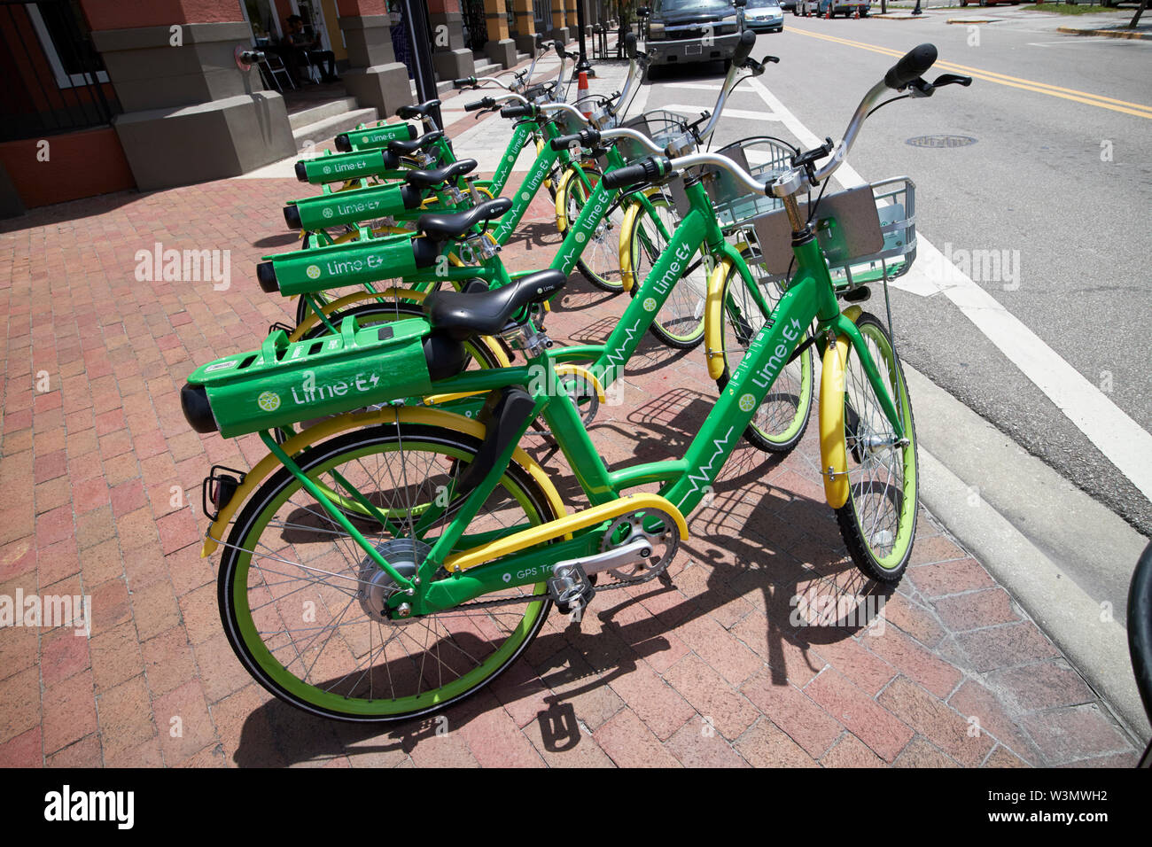 Kalk e-Bikes zum Verleih auf dem Bürgersteig in der Innenstadt von Orlando Florida USA Stockfoto