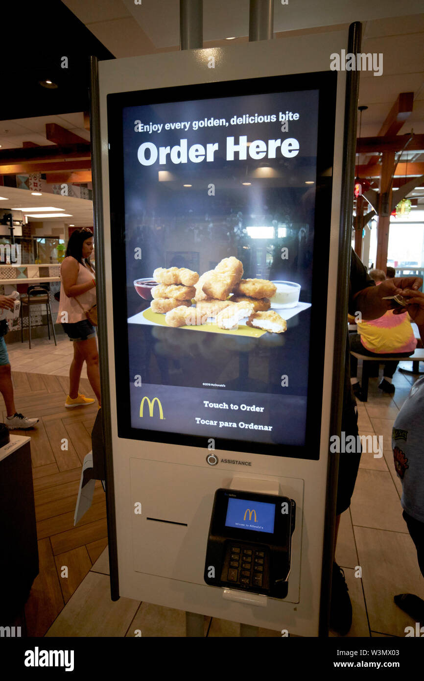 Automatische Bestellung und Zahlung Systeme in der Weltgrößten entertainment McDonalds Restaurant auf dem International Drive Orlando Florida USA Stockfoto