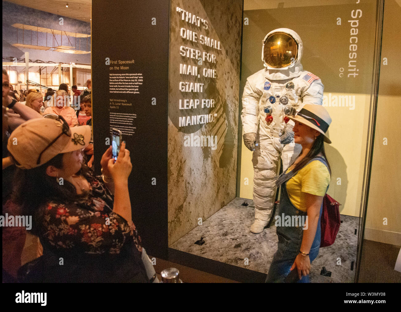 Besucher strömen die frisch restaurierte spacesuit getragen von Astronaut Neil Armstrong zu sehen, wenn er zum ersten Mal auf dem Mond vor 50 Jahren ging, 20. Juli 1969. Stockfoto