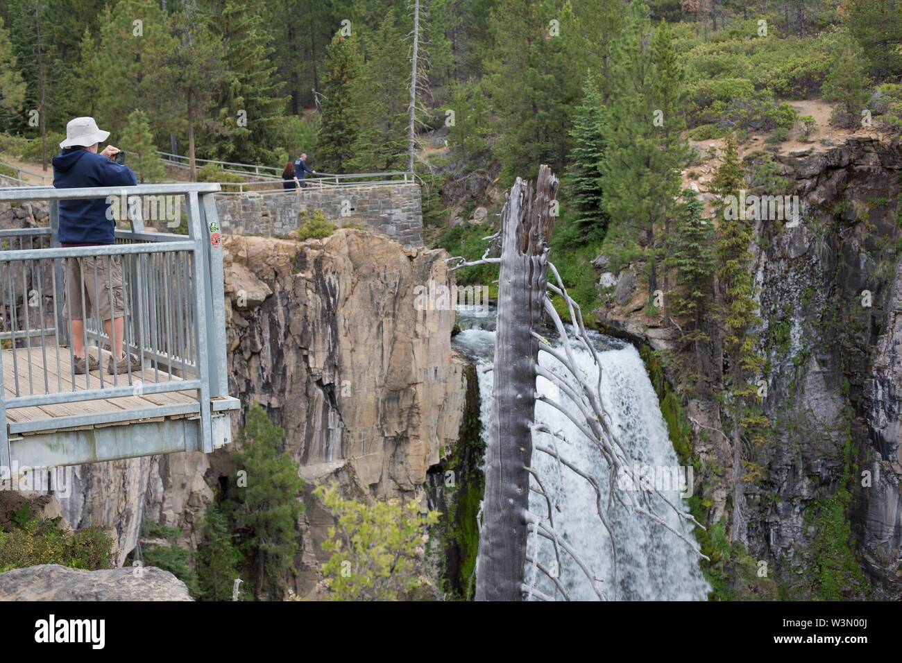 Ein Mann, ein Foto von einem an Tumalo fällt in der Nähe von Bend, Oregon, USA blicken. Stockfoto