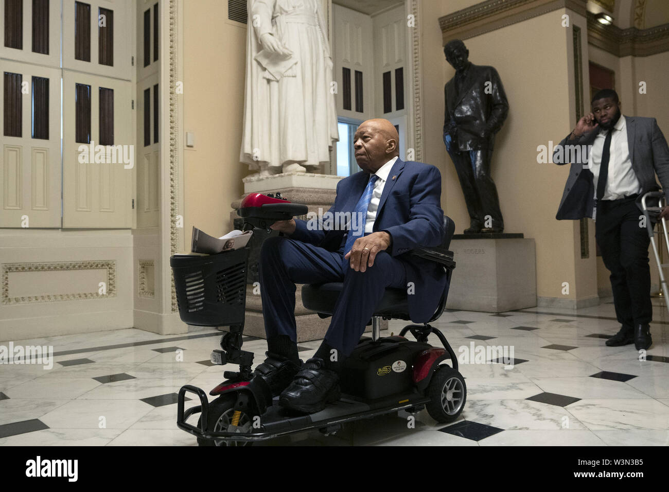 Washington, District of Columbia, USA. 16. Juli, 2019. United States Vertreter Elijah Cummings (Demokrat von Maryland) macht sich auf den Weg zum Haus Stock für eine Abstimmung über die Tweets der Vereinigten Staaten Präsident Donald J. Trumpf auf dem Capitol Hill in Washington, DC, USA am 16. Juli 2019. Credit: Stefani Reynolds/CNP/ZUMA Draht/Alamy leben Nachrichten Stockfoto