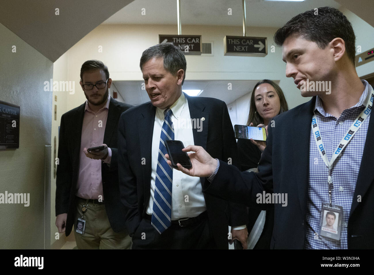 Washington, District of Columbia, USA. 16. Juli, 2019. United States Senator Steve Daines (Republikaner für Montana) spricht mit Reportern auf dem Capitol Hill in Washington, DC, USA am 16. Juli 2019. Credit: Stefani Reynolds/CNP/ZUMA Draht/Alamy leben Nachrichten Stockfoto