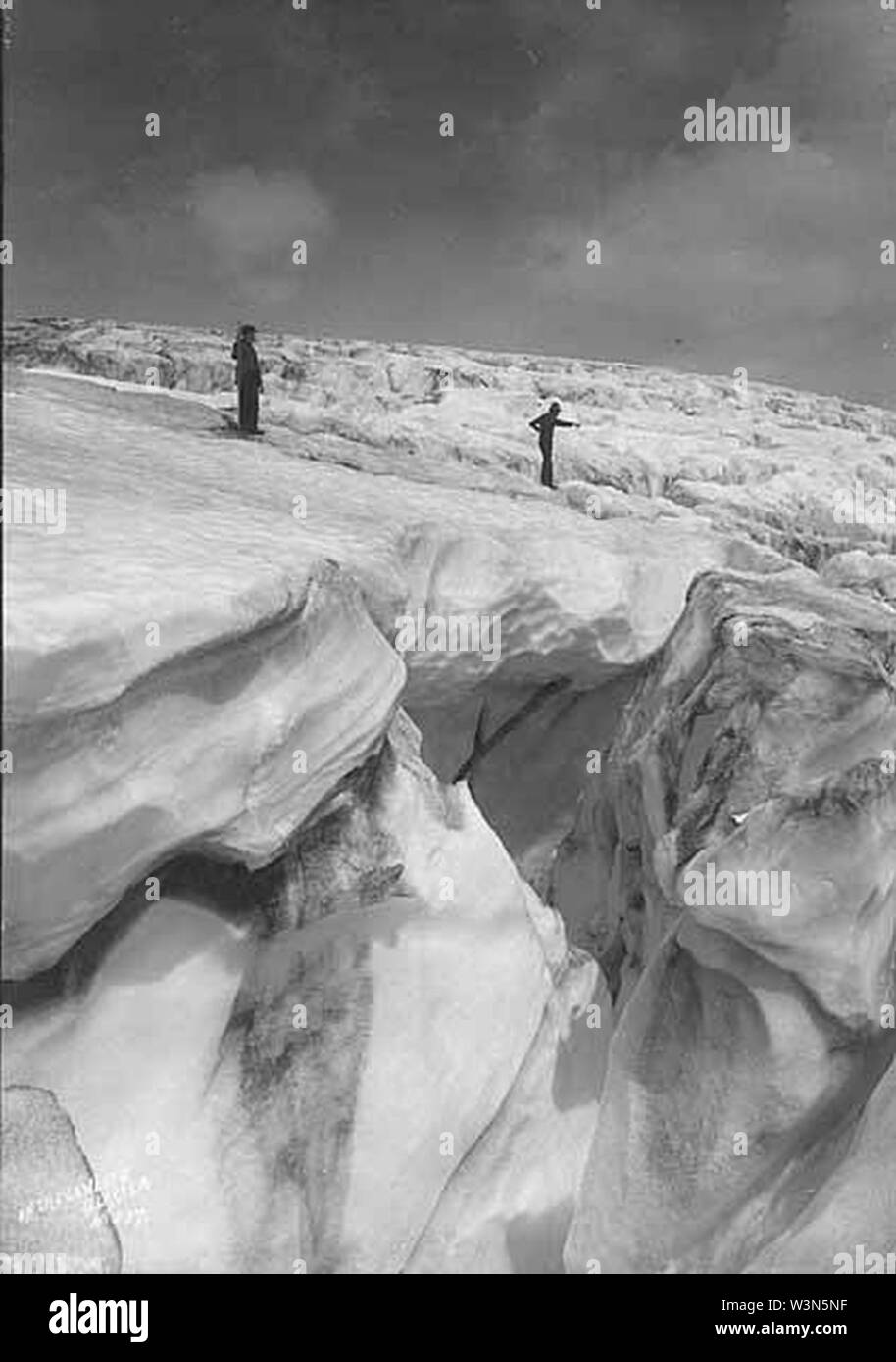Kletterer in eine Gletscherspalte auf der Cowlitz Gletscher südöstlichen Hang des Mount Rainier ca 1895 (WASTATE 2051). Stockfoto