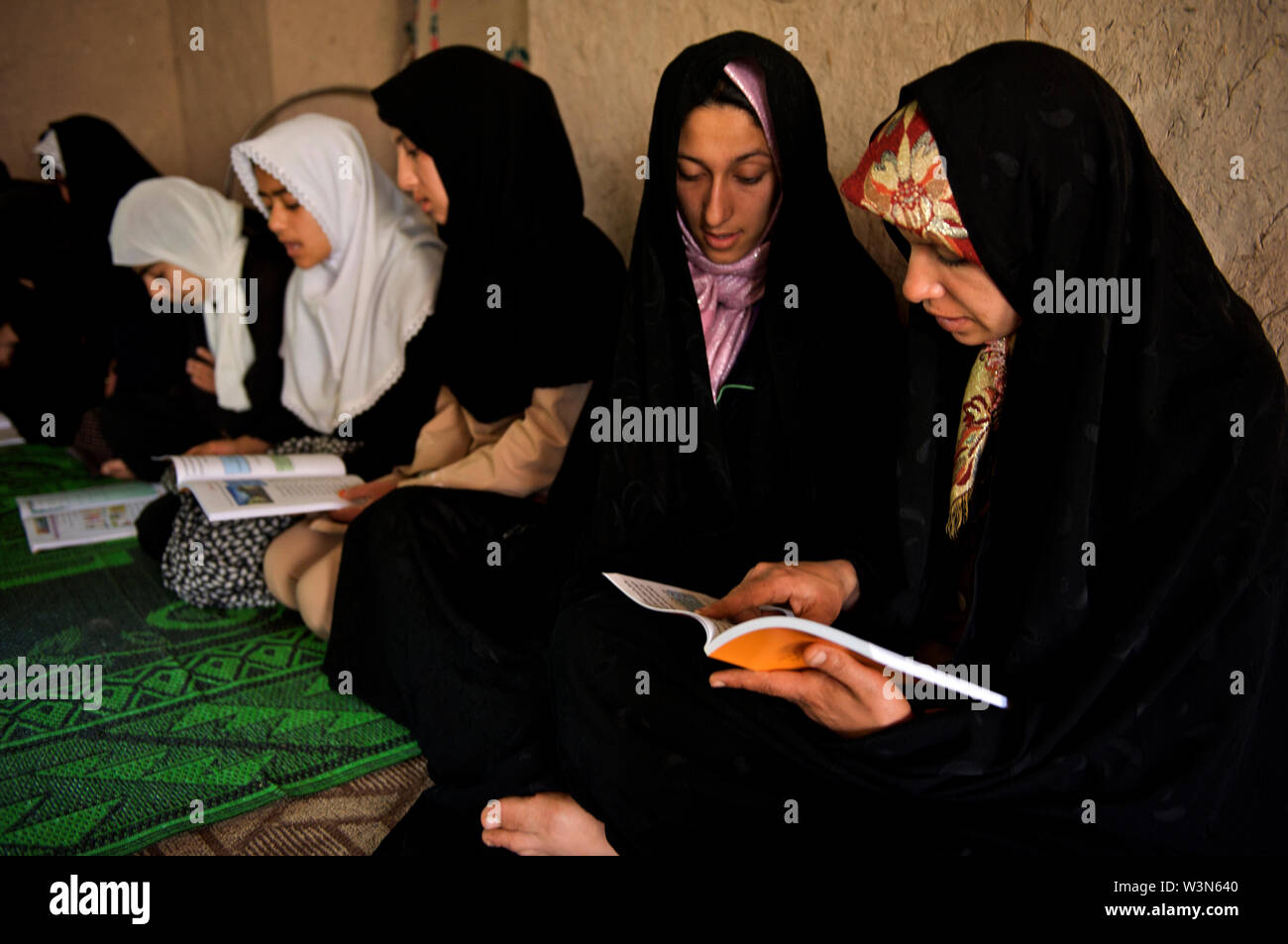 Eine Klasse für Klasse 3, in der Gemeinschaft der Schule (CBS) in einer Moschee, in Qala-e-Haji Yahya Dorf, in Anjil Bezirk der Provinz Herat, Afghanistan. Insgesamt 395 Kinder besuchen diese Gemeinschaft informellen Grundschule in drei Klassen von Klasse 1 bis Klasse 3. Es gibt fünf Lehrer für die drei Klassen. Afghanistan. 7. Mai 2009. Stockfoto