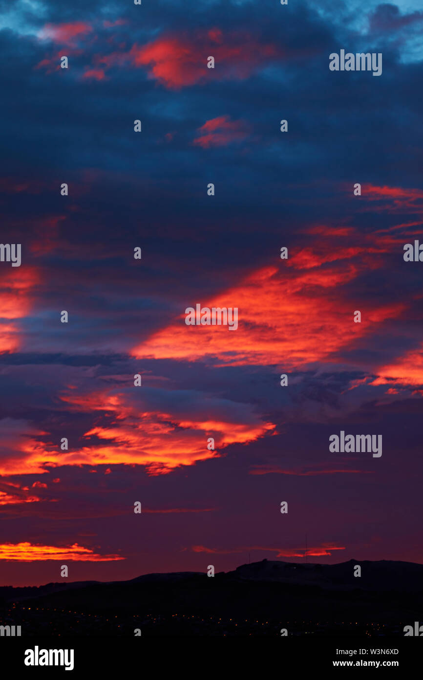 Sonnenstrahlen auf Wolken bei Sonnenaufgang, Dunedin, Otago, Südinsel, Neuseeland Stockfoto