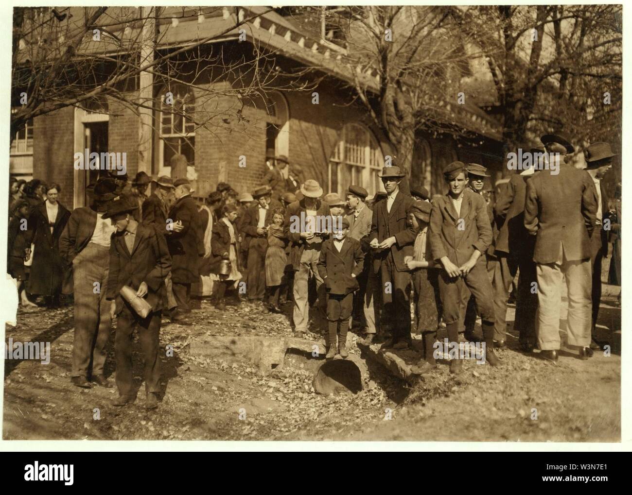 Schließen Stunde, Samstag Mittag, in Dallas Mühle. Jedes Kind in Fotos, so weit wie ich konnte feststellen, arbeitet in der Mühle, als ich einige der jüngsten Jungen fragten, sagten sie, sie waren Stockfoto