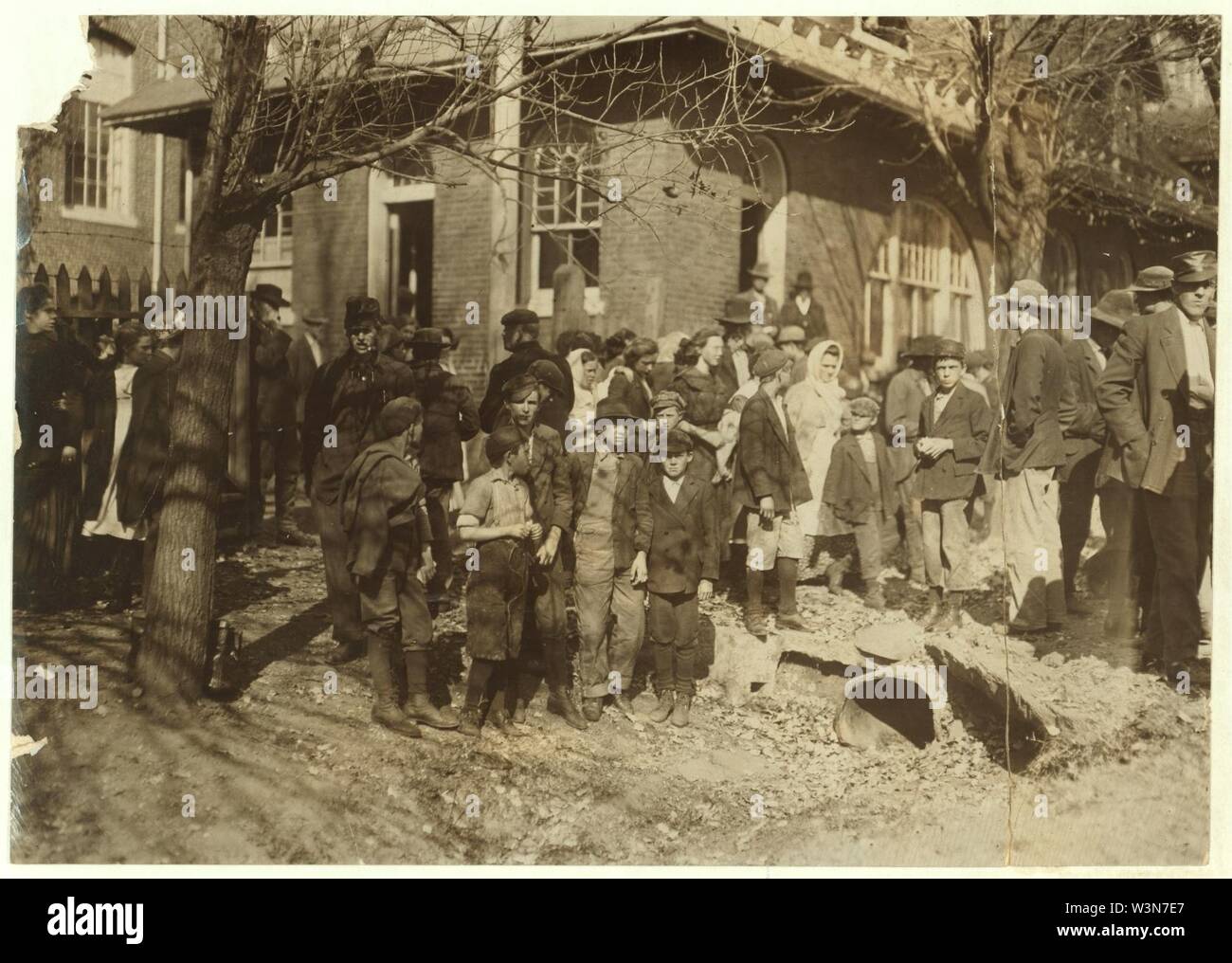 Schließen Stunde, Samstag Mittag, in Dallas Mühle. Jedes Kind in Fotos, so weit wie ich konnte feststellen, arbeitet in der Mühle, als ich einige der jüngsten Jungen, deren Alter in Frage gestellt, sie Stockfoto