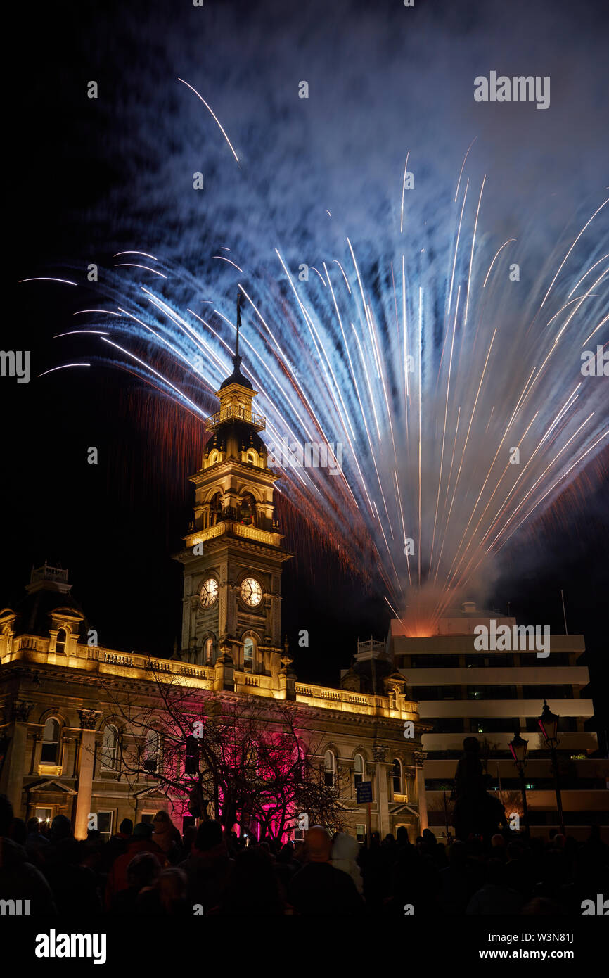 Feuerwerk und städtische Räume, Mid-Winter Karneval, das Achteck, Dunedin, Südinsel, Neuseeland Stockfoto