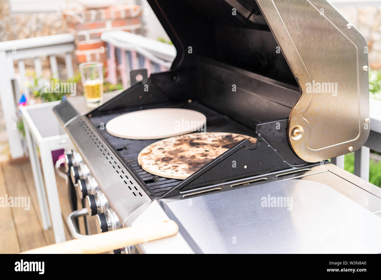 Vorglühen pizza Steine auf einen Outdoor Gas Grill Stockfotografie - Alamy