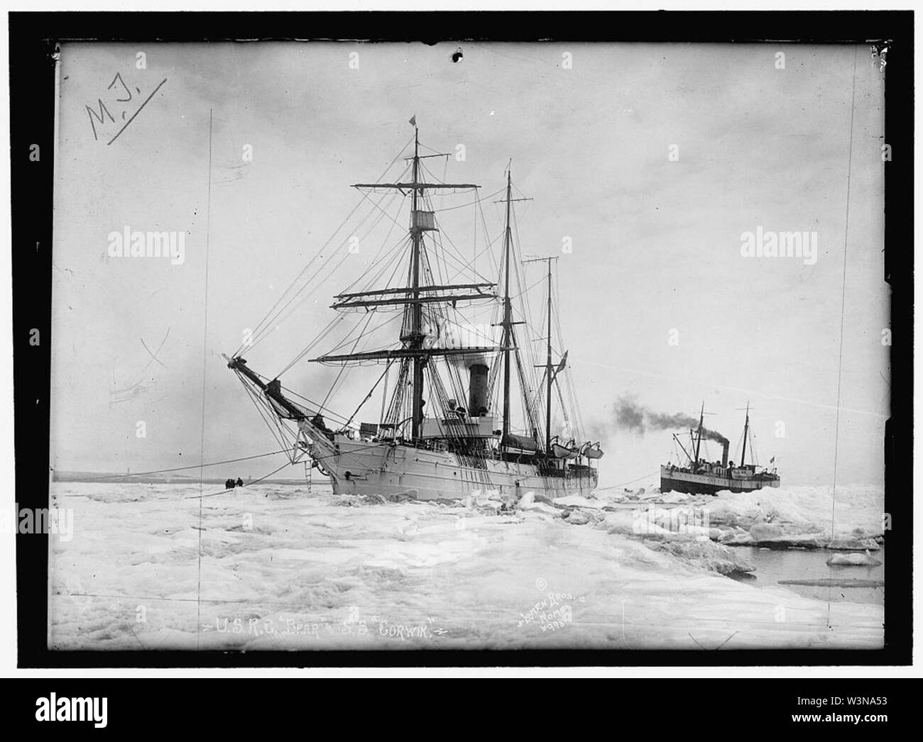COAST GUARD BÜRO DER TREASURY. Zollboot 'Bär', RECHTS, MIT S.S. CORWIN Stockfoto