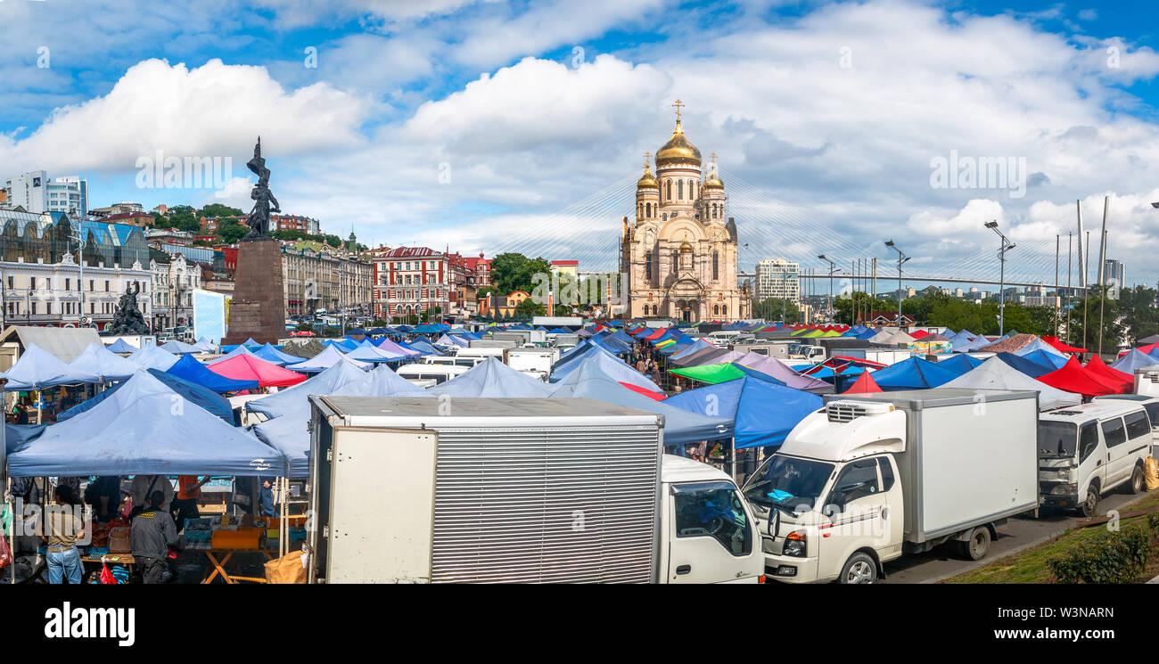 Wladiwostok, Russland - 21. JUNI 2019: Landwirtschaftliche Messe auf dem zentralen Platz der Fernöstlichen Stadt Wladiwostok. Stockfoto