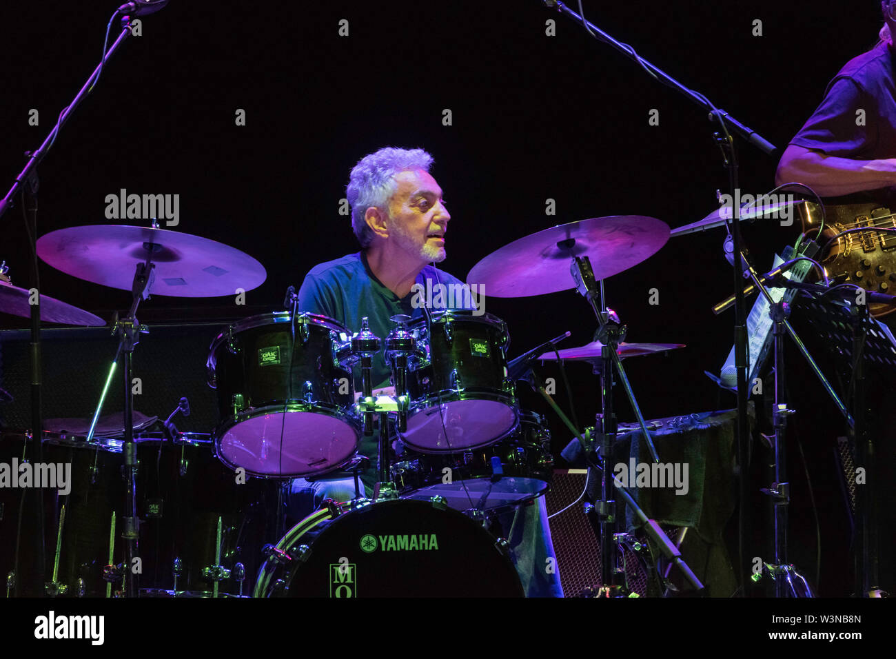 Rom, Italien. Am 15. Juli 2019. Drummer Steve Gadd, einer der wichtigsten zeitgenössischen Schlagzeuger, am 15/7/2019 im Auditorium Parco della Musica in Rom durchgeführt, in einem Konzert zunächst im Casa del Jazz geplant. Mit ihm auf der Bühne David Spinozza an der Gitarre, Kevin Hays am Piano, Walt Fowler auf Trompete und Jimmy Johnson auf Basis. Steve Gadd Credit: Leo Claudio De Petris/Pacific Press/Alamy leben Nachrichten Stockfoto