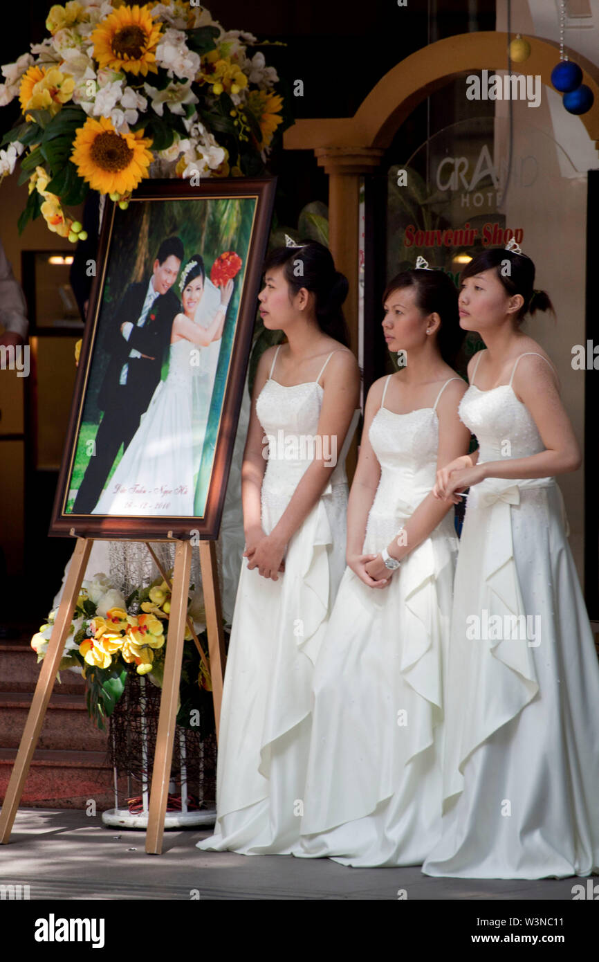 Brautjungfern Gekleidet in weiße Warten auf die Braut vor dem Grand Hotel in der Innenstadt von Ho Chi Minh City im Süden Vietnam Asien Stockfoto