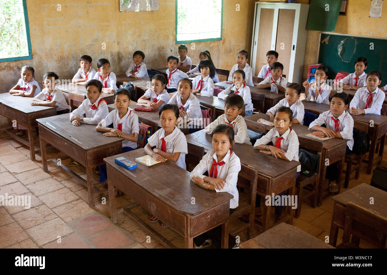 Studenten an Ihrem Schreibtisch in der Schule sitzen an Kien Phouc Schule in Tien Giang Provinz; ausserhalb von Ho Chi Minh City, Vietnam Asien Stockfoto
