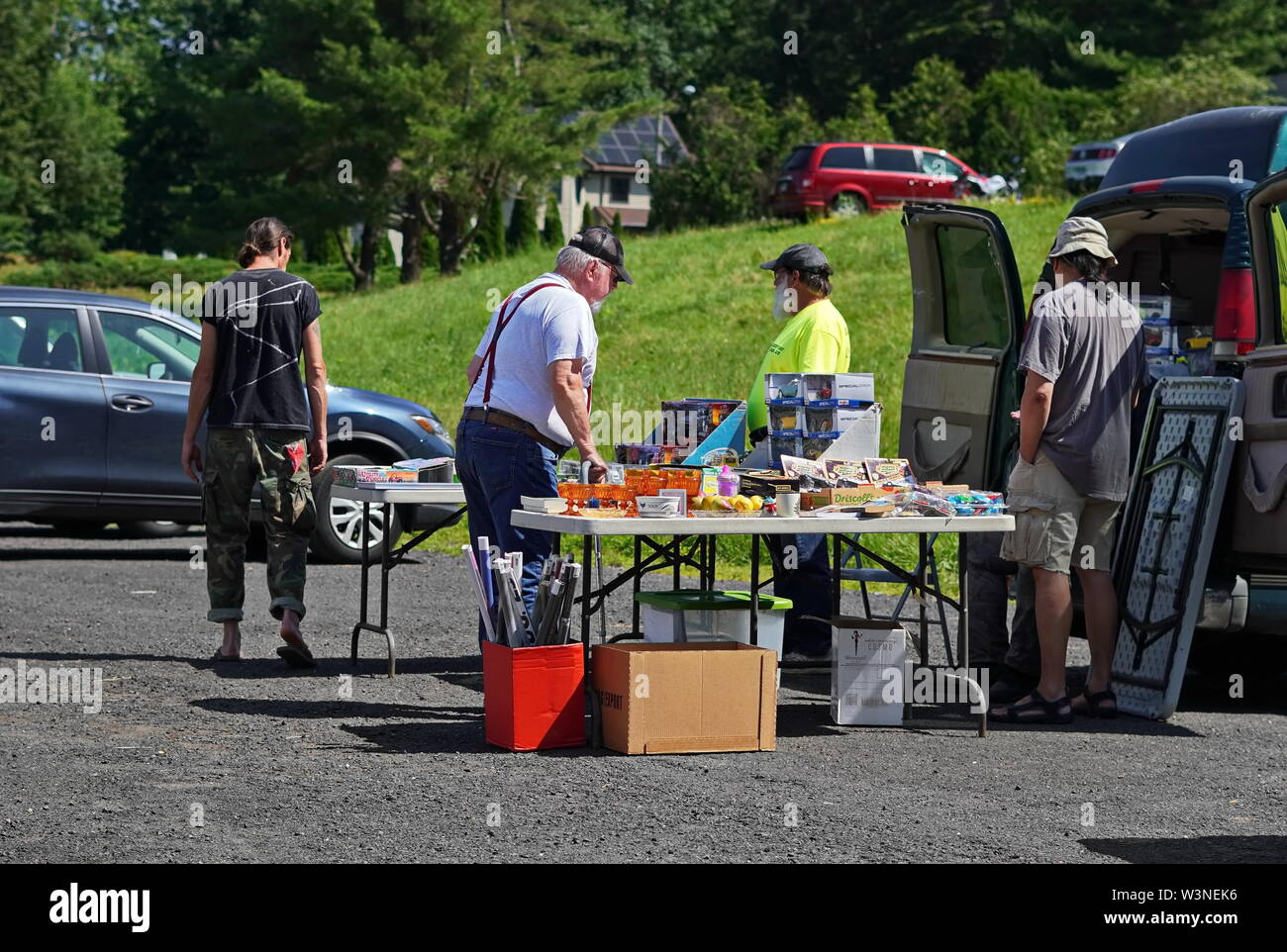Durham, CT/USA - Juni 24, 2019: Ältere Männer rund um Shopping während ein Flohmarkt Stockfoto