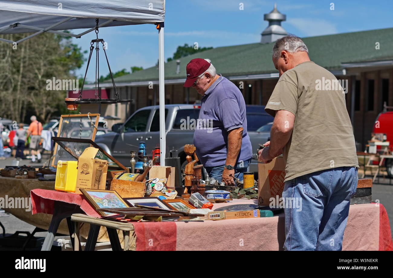 Durham, CT/USA - Juni 24, 2019: Ältere Menschen kaukasischen Männern rund um Shopping während ein Flohmarkt Stockfoto