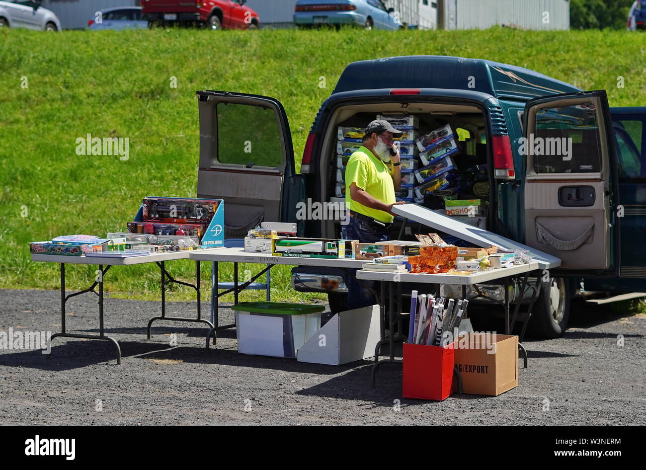 Durham, CT/USA - Juni 24, 2019: Auf einem Flohmarkt Verkäufer packt seine Waren für den Tag Stockfoto
