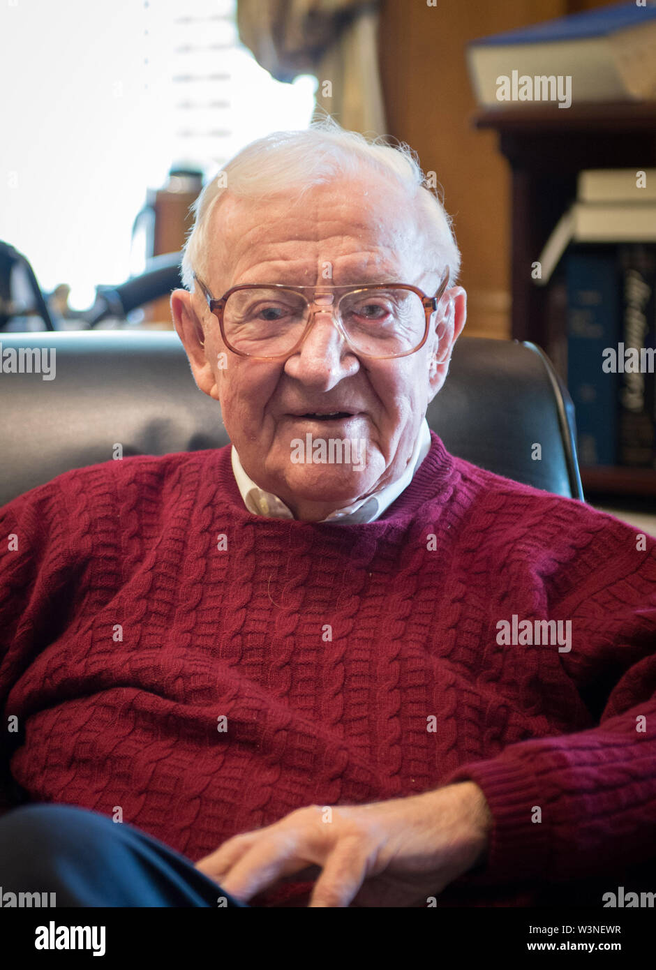 JOHN PAUL STEVENS (April 20, 1920 - Juli 16, 2019) war ein US-amerikanischer Rechtsanwalt und Jurist, die als Associate Gerechtigkeit des Obersten Gerichtshofs der Vereinigten Staaten von 1975 bis zu seiner Pensionierung im Jahr 2010 serviert. Bei seinem Eintritt in den Ruhestand, war er der älteste - das Recht in der Geschichte des Gerichtshofes. Im Bild: Mai 5, 2017 - Washington, District of Columbia, USA: U.S. Supreme Court Justice John Paul Stevens in seine Räume am Hof. Stevens verwendet eine Kammern in der Regel für Pensionierte chief justices vorbehalten. Credit: Jay Mallin/ZUMA Draht/Alamy leben Nachrichten Stockfoto